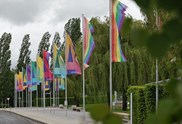 Für Vielfalt: Autostadt zeigt Flagge