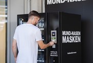 Wolfsburg: Seidensticker Masken-Verkaufsautomat in designer outlets